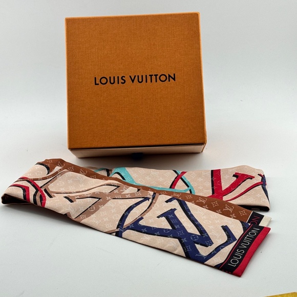 Louis Vuitton Scarf - Picture 8 of 10